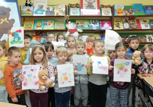 Dzieci prezentują swoje kolorowanki przedstawiające misie